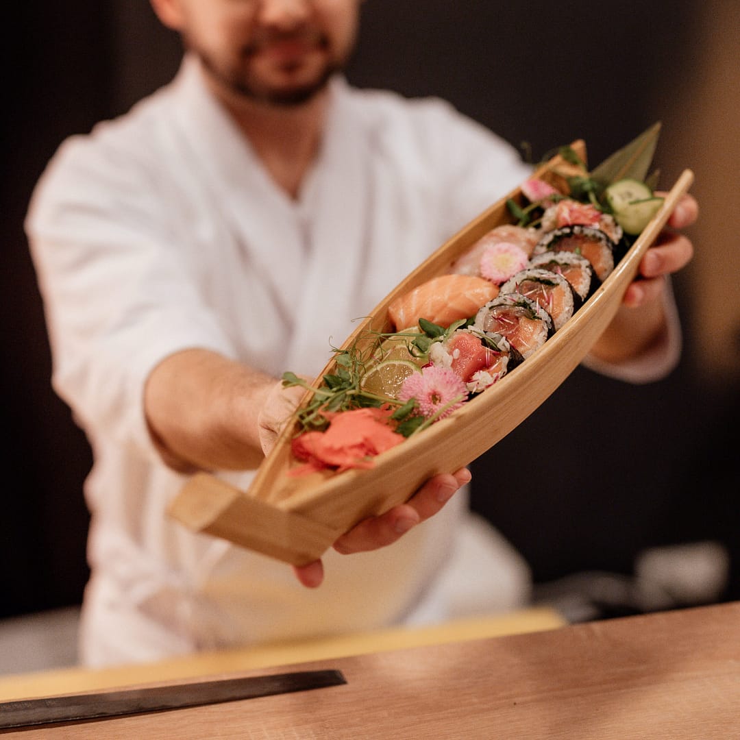 łódź z sushi na warsztatach kulinarnych